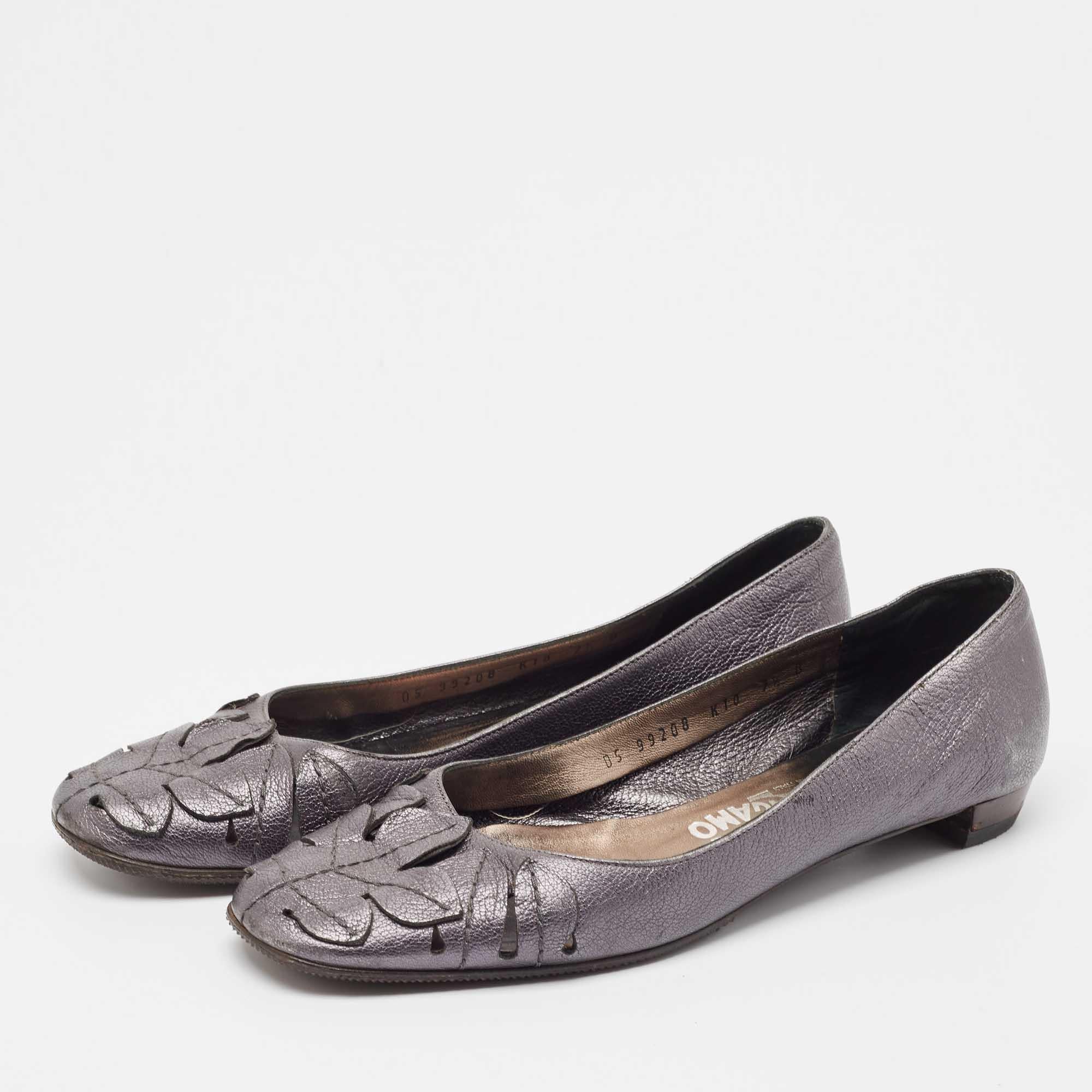 Ces ballerines de Salvatore Ferragamo sont confortables et chics pour être assorties à tout, d'une robe chemise à un jean skinny. Ils sont soigneusement cousus pour offrir un ajustement parfait.