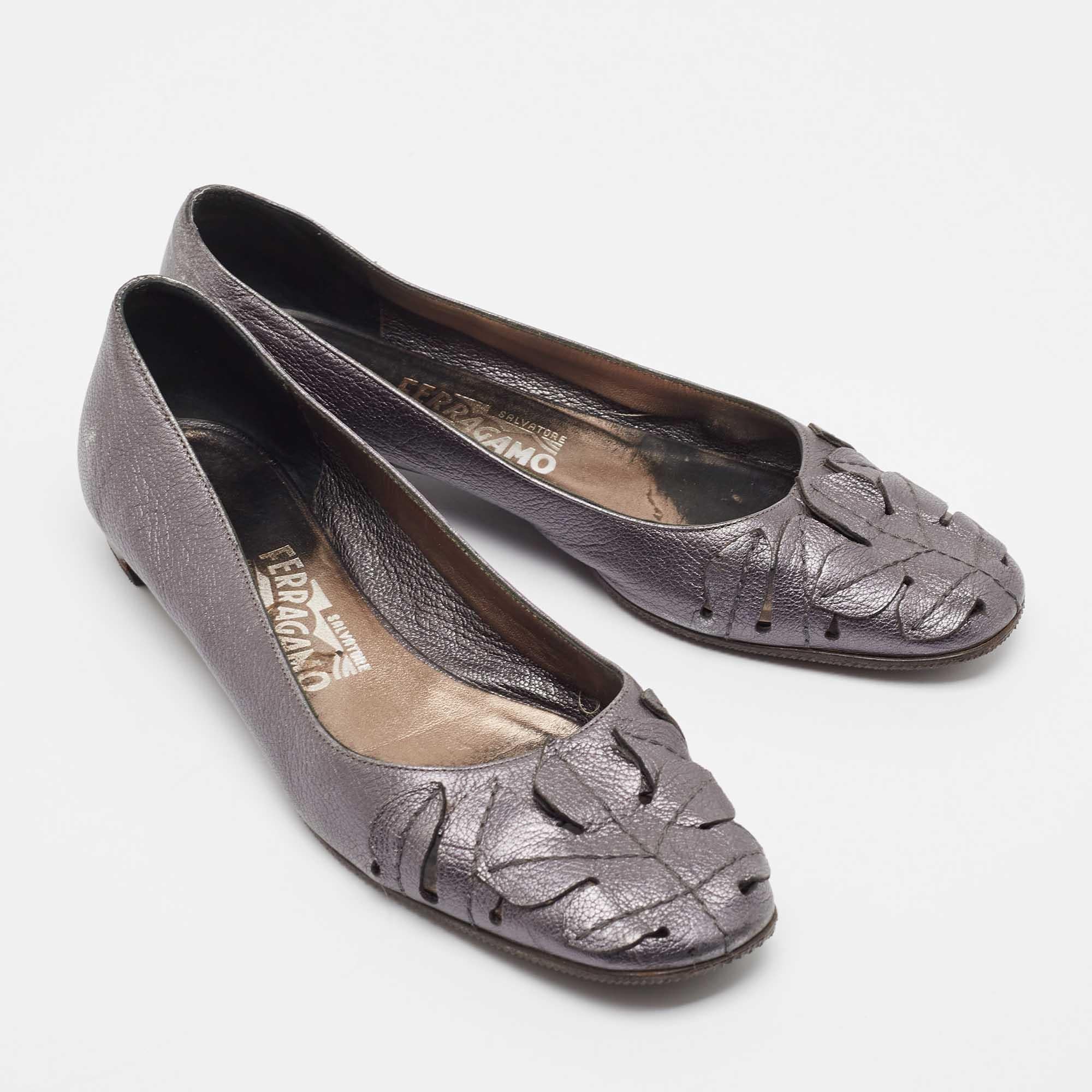 Salvatore Ferragamo - Chaussures de ballet en cuir gris métallisé taille 38 État moyen à Dubai, Al Qouz 2