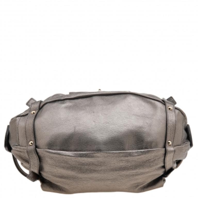 Voici une sacoche à la fois élégante et fonctionnelle ! La maison Salvatore Ferragamo nous offre cette magnifique sacoche qui vous donnera une allure glamour ! Il est réalisé en cuir gris métallisé et présente un emblème Gancini sur le devant. Il