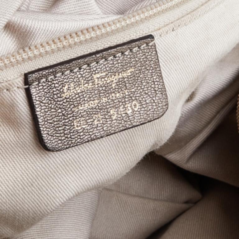 Gris Salvatore Ferragamo - Sacoche à poche frontale Gancini en cuir gris métallisé en vente