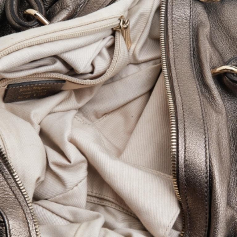 Salvatore Ferragamo - Sacoche à poche frontale Gancini en cuir gris métallisé Bon état - En vente à Dubai, Al Qouz 2