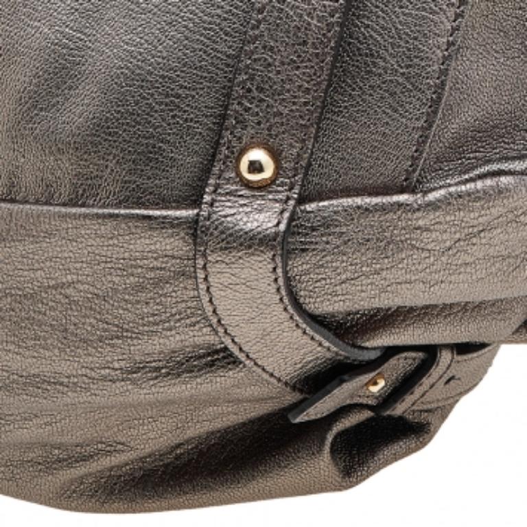 Salvatore Ferragamo - Sacoche à poche frontale Gancini en cuir gris métallisé Pour femmes en vente