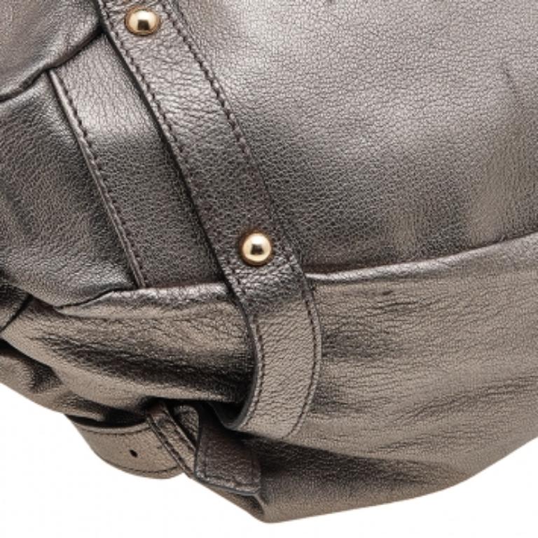 Salvatore Ferragamo - Sacoche à poche frontale Gancini en cuir gris métallisé en vente 1