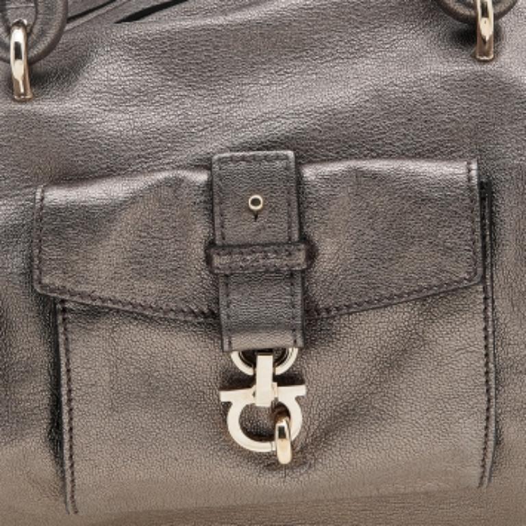 Salvatore Ferragamo - Sacoche à poche frontale Gancini en cuir gris métallisé en vente 2