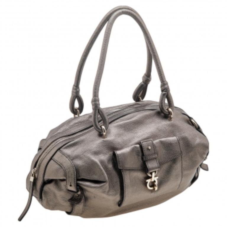 Salvatore Ferragamo - Sacoche à poche frontale Gancini en cuir gris métallisé en vente 3