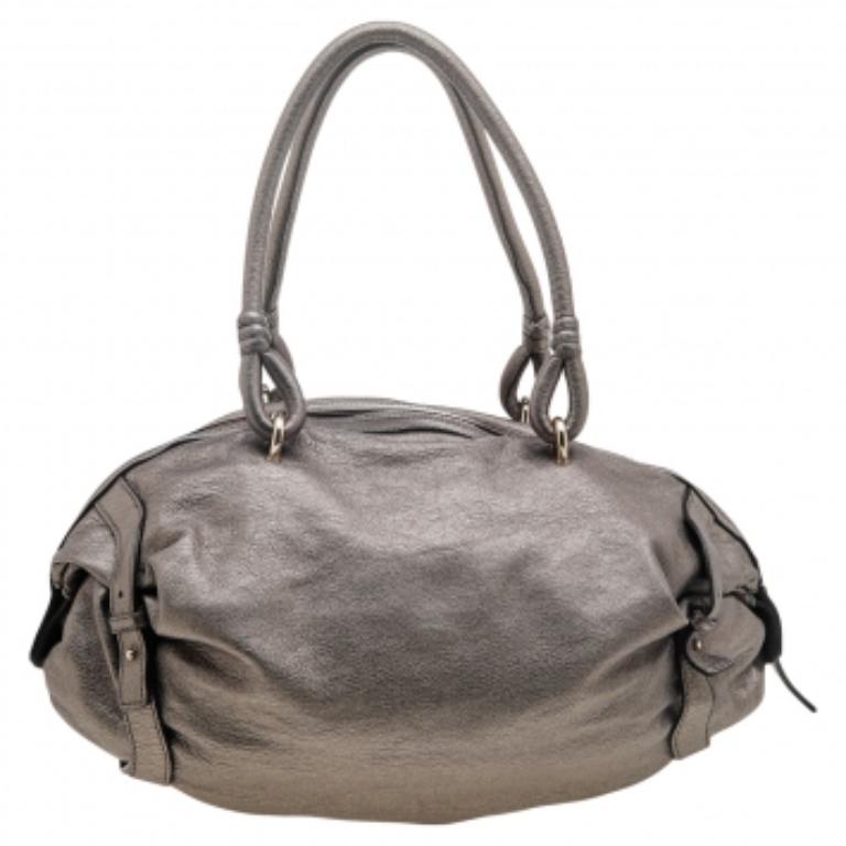 Salvatore Ferragamo - Sacoche à poche frontale Gancini en cuir gris métallisé en vente 4