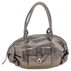 Salvatore Ferragamo Metallic Graue Gancini-Taschentasche aus Leder