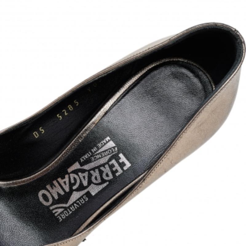 Ci sono scarpe che resistono alla prova del tempo e dei cicli della moda: queste intramontabili décolleté di Salvatore Ferragamo sono quelle giuste. Realizzate in pelle in una tonalità grigia metallizzata, sono caratterizzate da un taglio elegante,