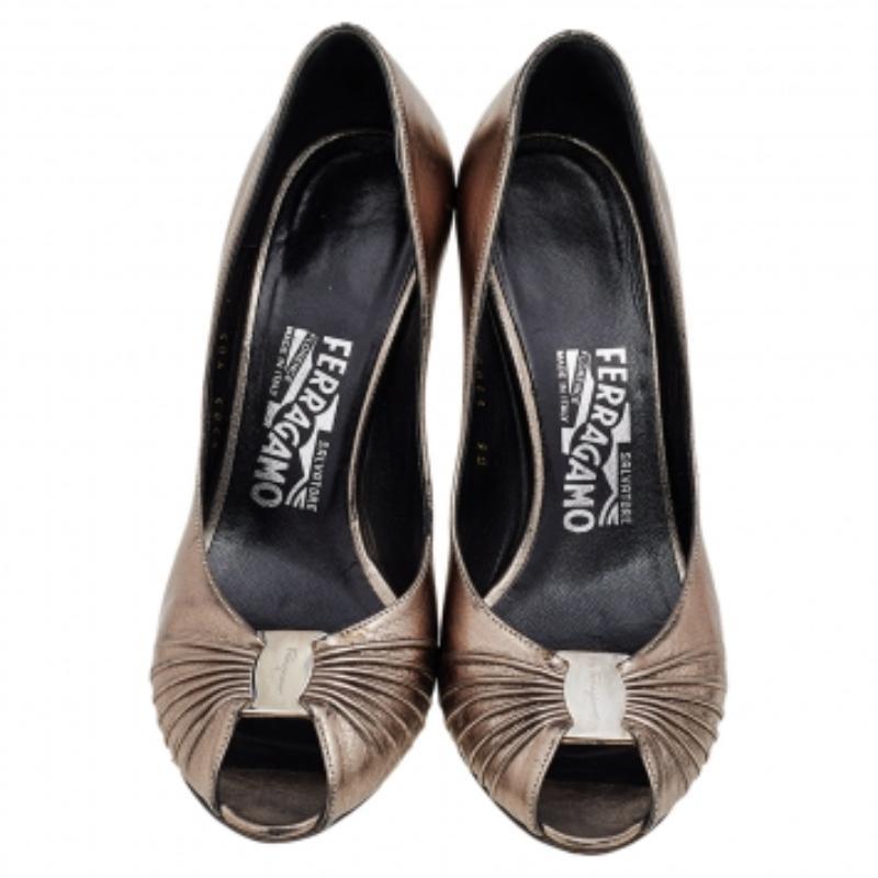 Salvatore Ferragamo Pumps Peep Toe in pelle grigia metallizzata misura 37,5 In condizioni discrete in vendita a Dubai, Al Qouz 2