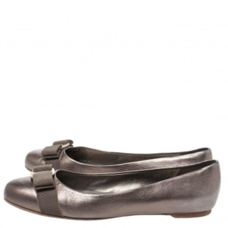 Gray Salvatore Ferragamo Metallic Grey Leather Vara Bow Ballet Flats Size 38 For Sale