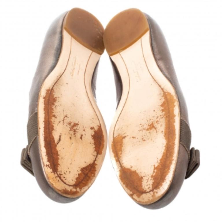 Salvatore Ferragamo Metallic Grey Leather Vara Bow Ballet Flats Size 38 In Good Condition For Sale In Dubai, Al Qouz 2