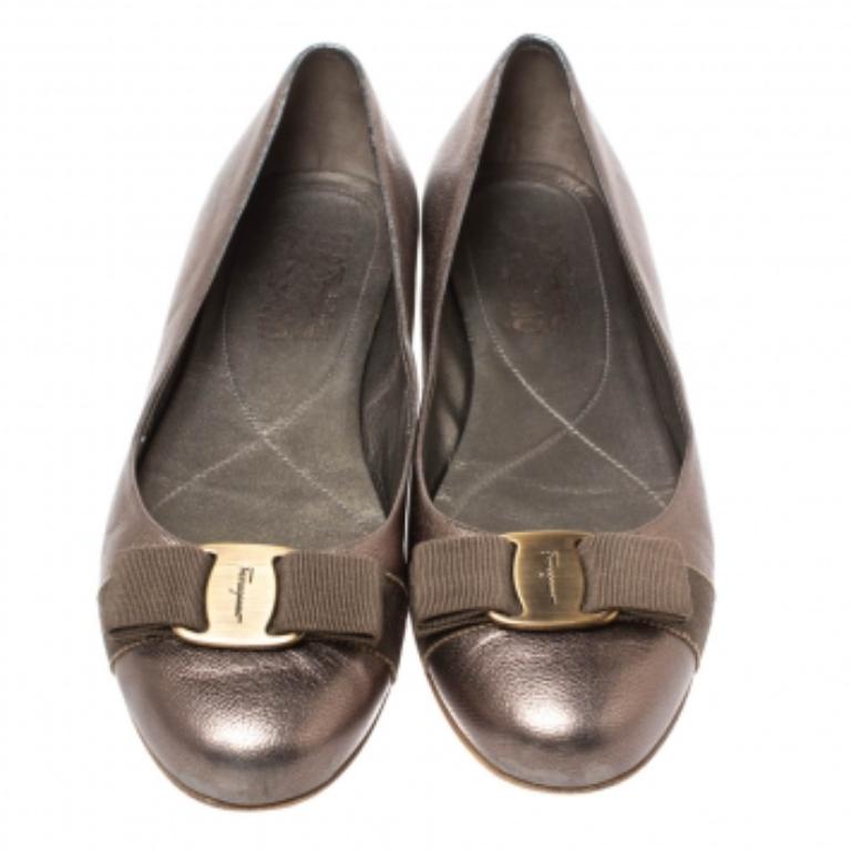 Women's Salvatore Ferragamo Metallic Grey Leather Vara Bow Ballet Flats Size 38 For Sale