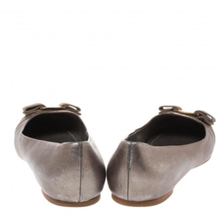 Salvatore Ferragamo Metallic Grey Leather Vara Bow Ballet Flats Size 38 For Sale 2