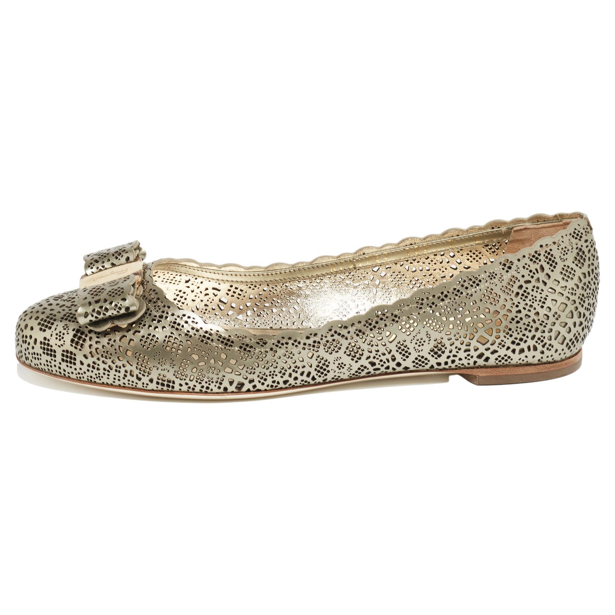 Salvatore Ferragamo Metallic Grau Perforierte Varina Ballettschuhe mit Schleife Größe 37,5