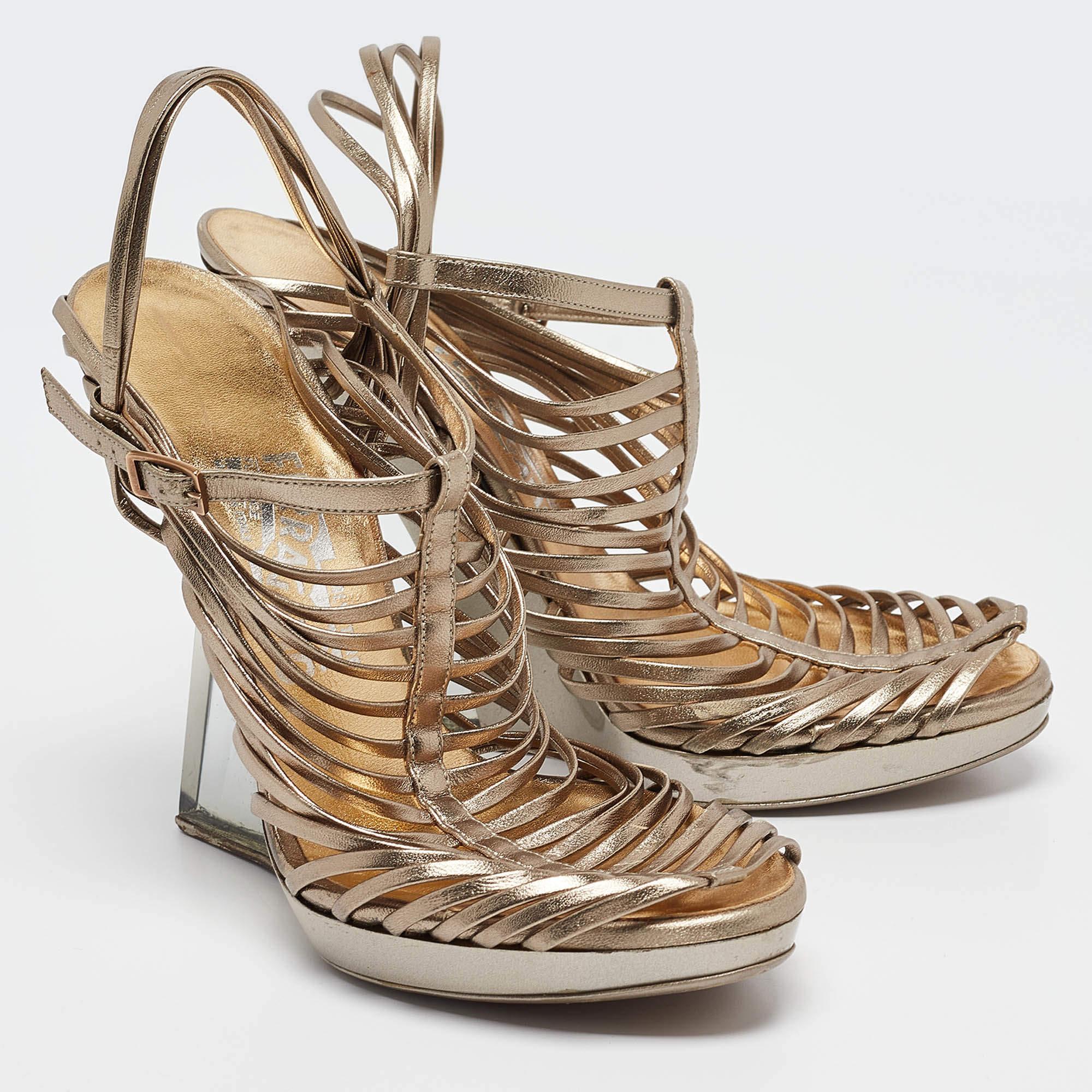 Salvatore Ferragamo Metallic Leather Wedge Sandals Size 39.5 In Good Condition For Sale In Dubai, Al Qouz 2
