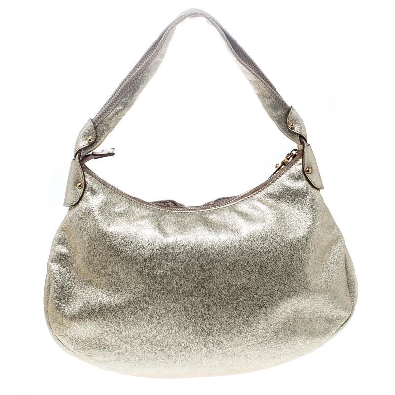 Add understated elegance to your everyday outfit with this Miss Vara hobo from Salvatore Ferragamo. It is crafted with metallic gold leather and features the recognizable Vara bow on the front. This sophisticated and elegant piece is perfect for the