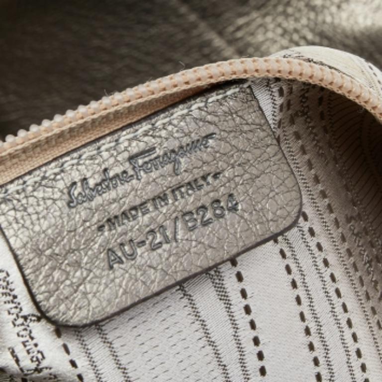 Gris Salvatore Ferragamo - Fourre-tout en cuir d'olivier métallisé en vente