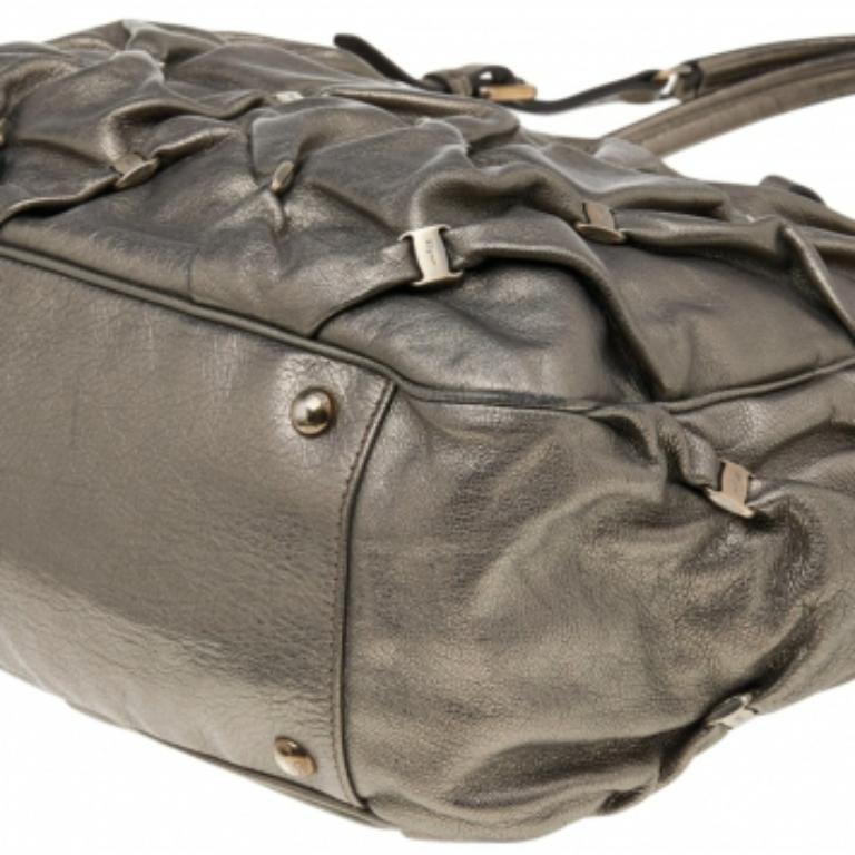 Salvatore Ferragamo - Fourre-tout en cuir d'olivier métallisé en vente 1