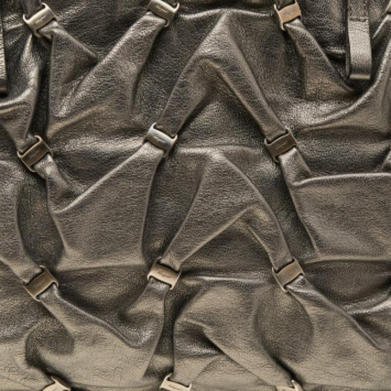 Salvatore Ferragamo - Fourre-tout en cuir d'olivier métallisé en vente 2