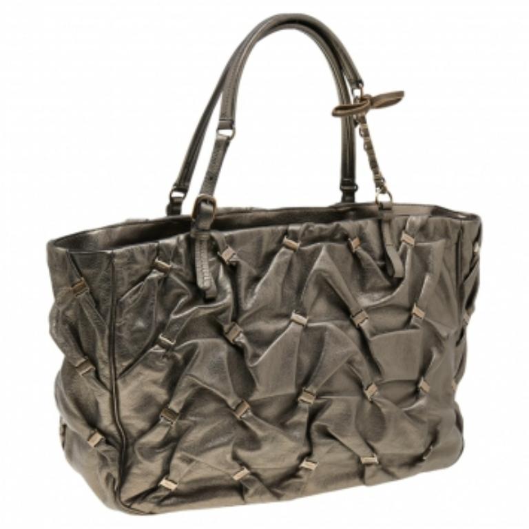 Salvatore Ferragamo - Fourre-tout en cuir d'olivier métallisé en vente 3