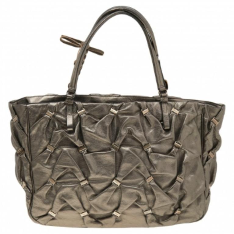 Salvatore Ferragamo - Fourre-tout en cuir d'olivier métallisé en vente 4