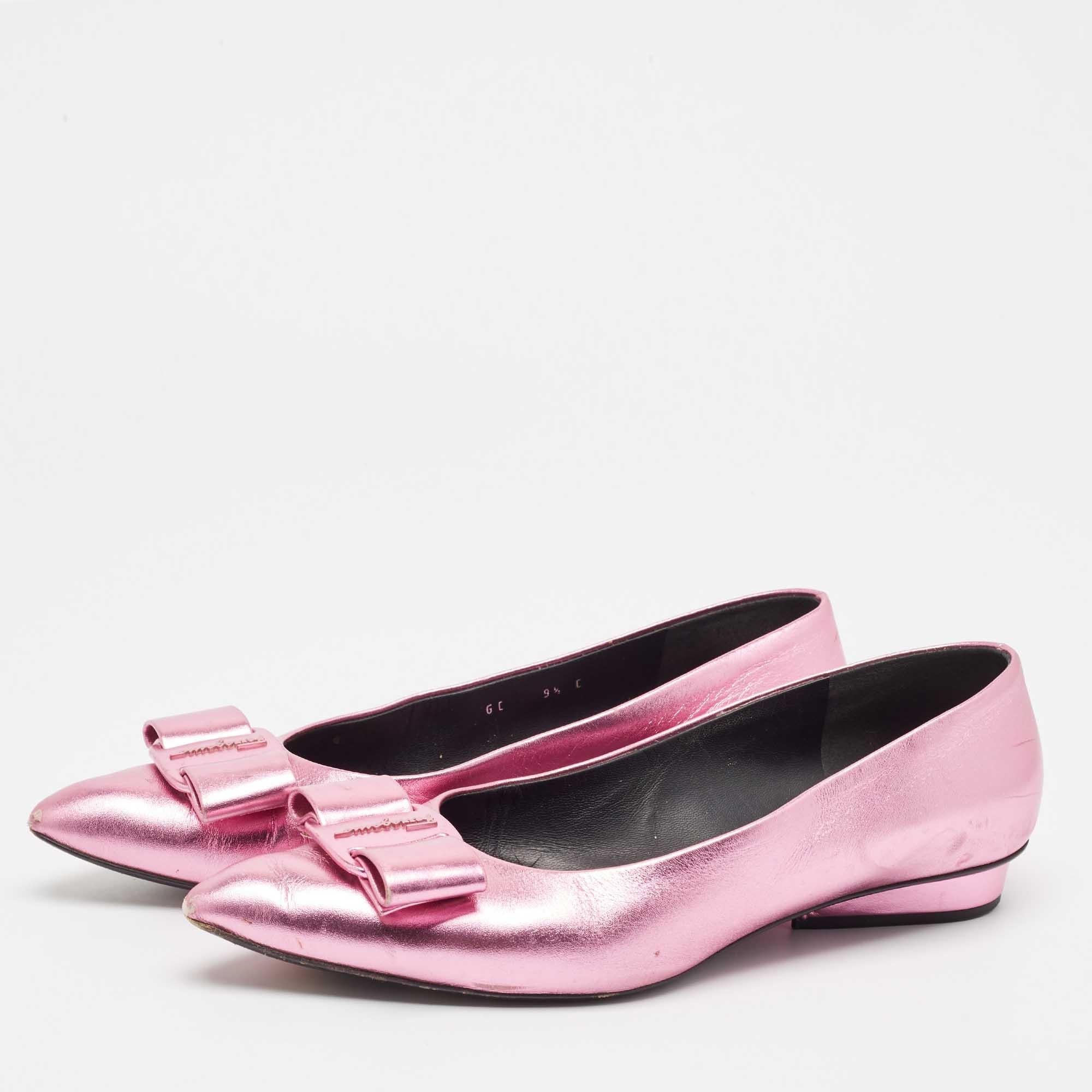 Complétez votre look en ajoutant ces ballerines de créateur à votre jolie garde-robe. Ils sont fabriqués avec soin pour garantir un ajustement et un style parfaits.