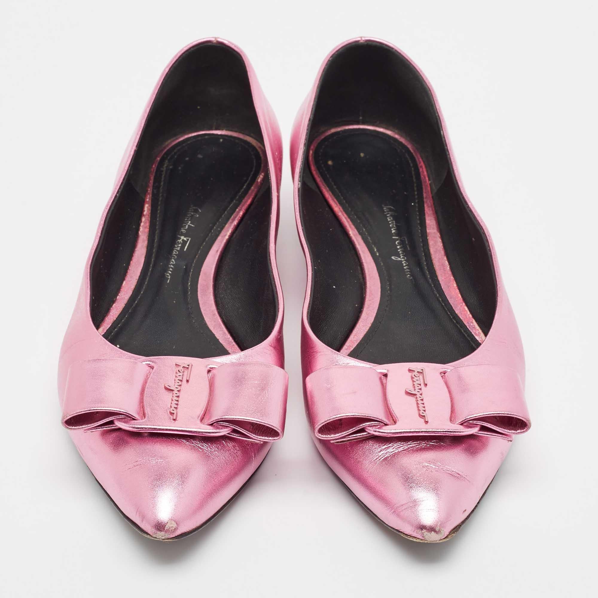 Rose Salvatore Ferragamo - Ballerines Viva à nœuds en cuir rose métallisé, taille 40 en vente