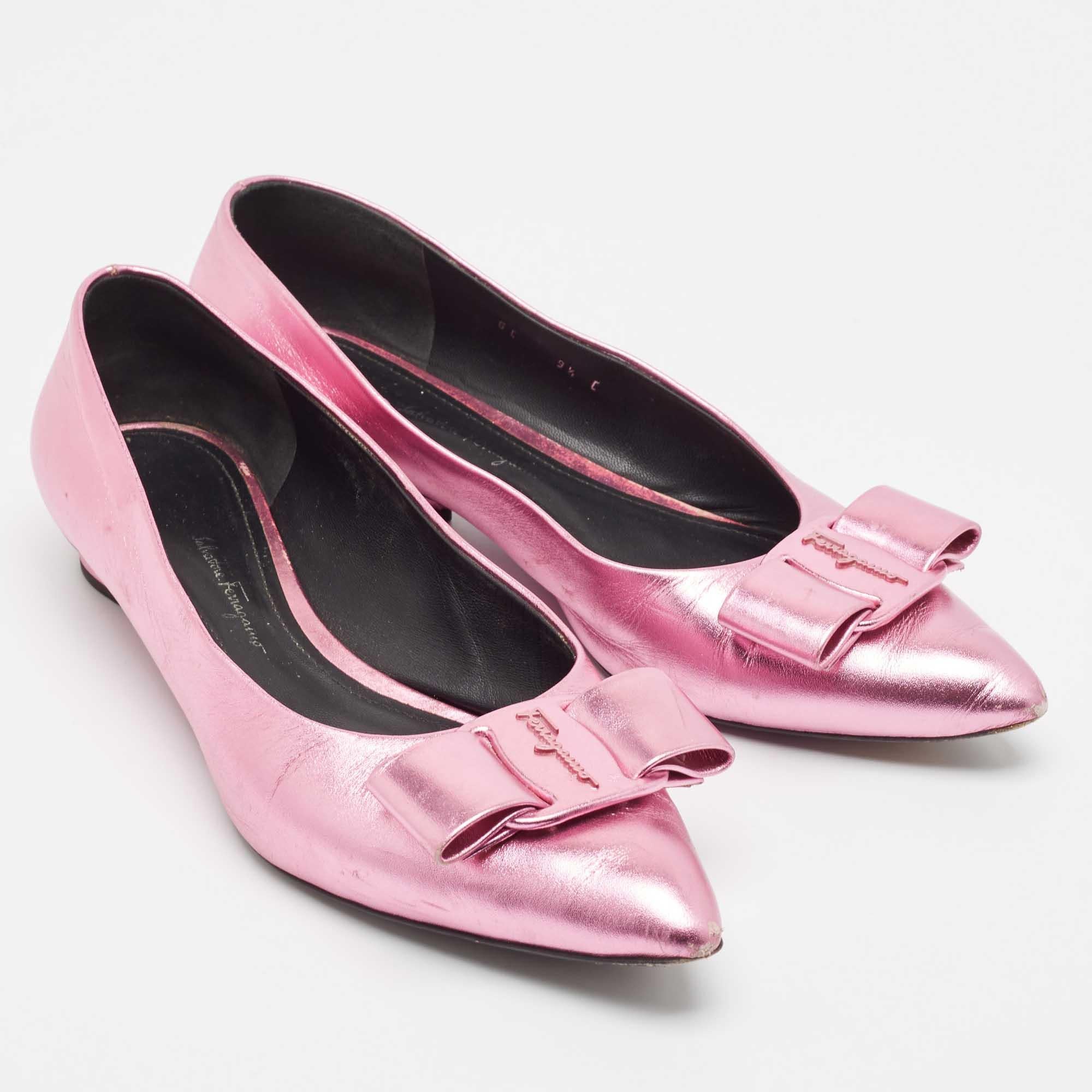 Salvatore Ferragamo - Ballerines Viva à nœuds en cuir rose métallisé, taille 40 Bon état - En vente à Dubai, Al Qouz 2