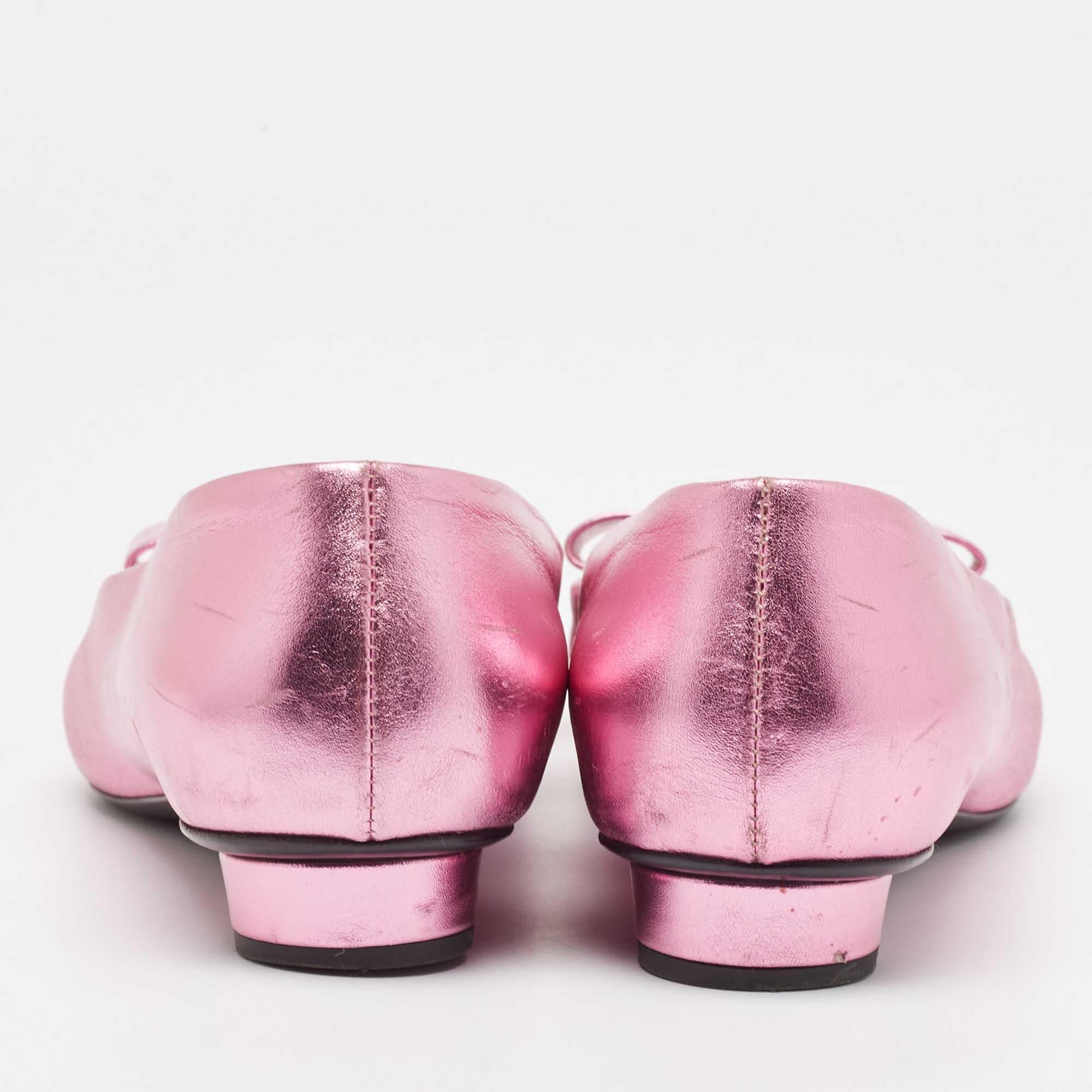 Salvatore Ferragamo - Ballerines Viva à nœuds en cuir rose métallisé, taille 40 Pour femmes en vente