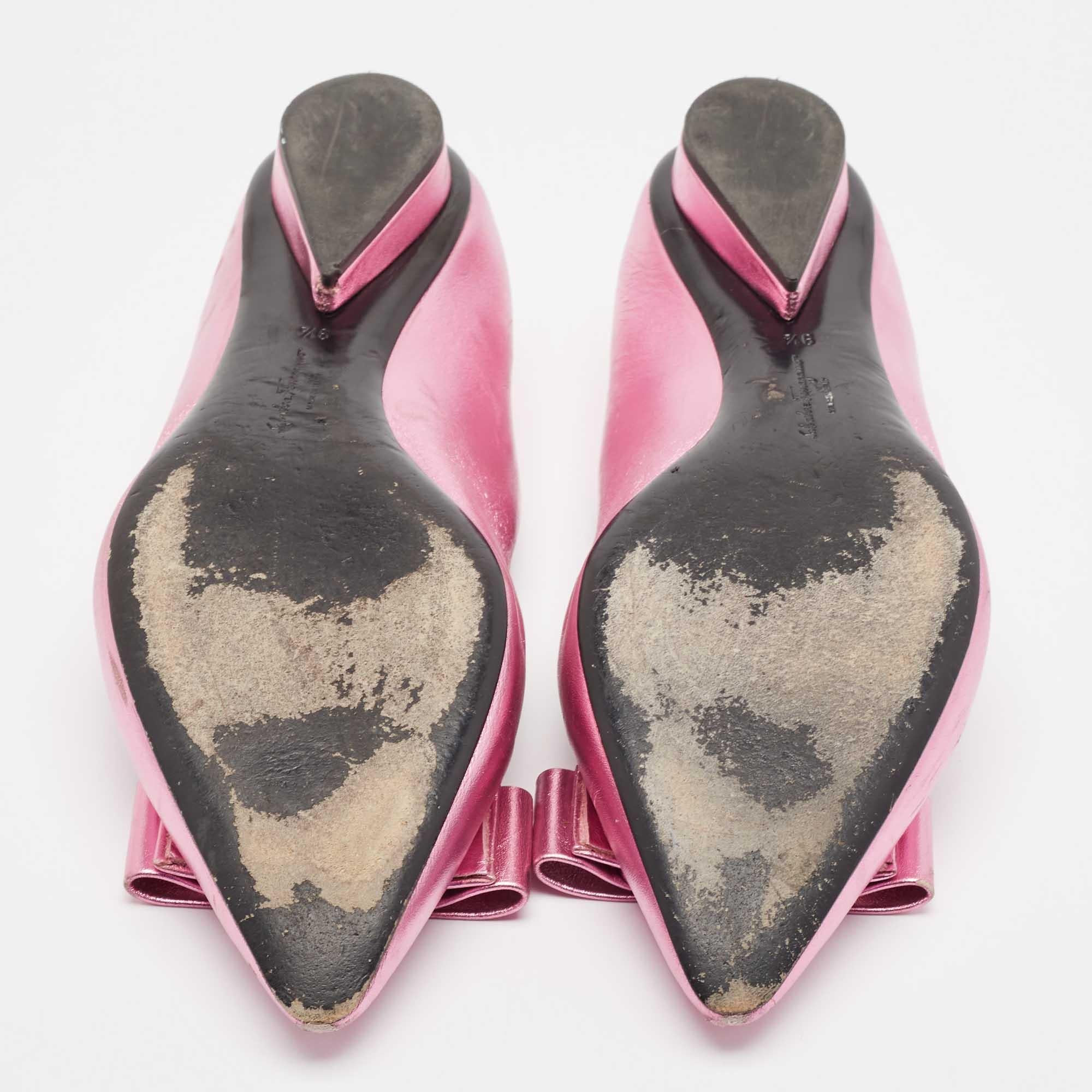 Salvatore Ferragamo - Ballerines Viva à nœuds en cuir rose métallisé, taille 40 en vente 1