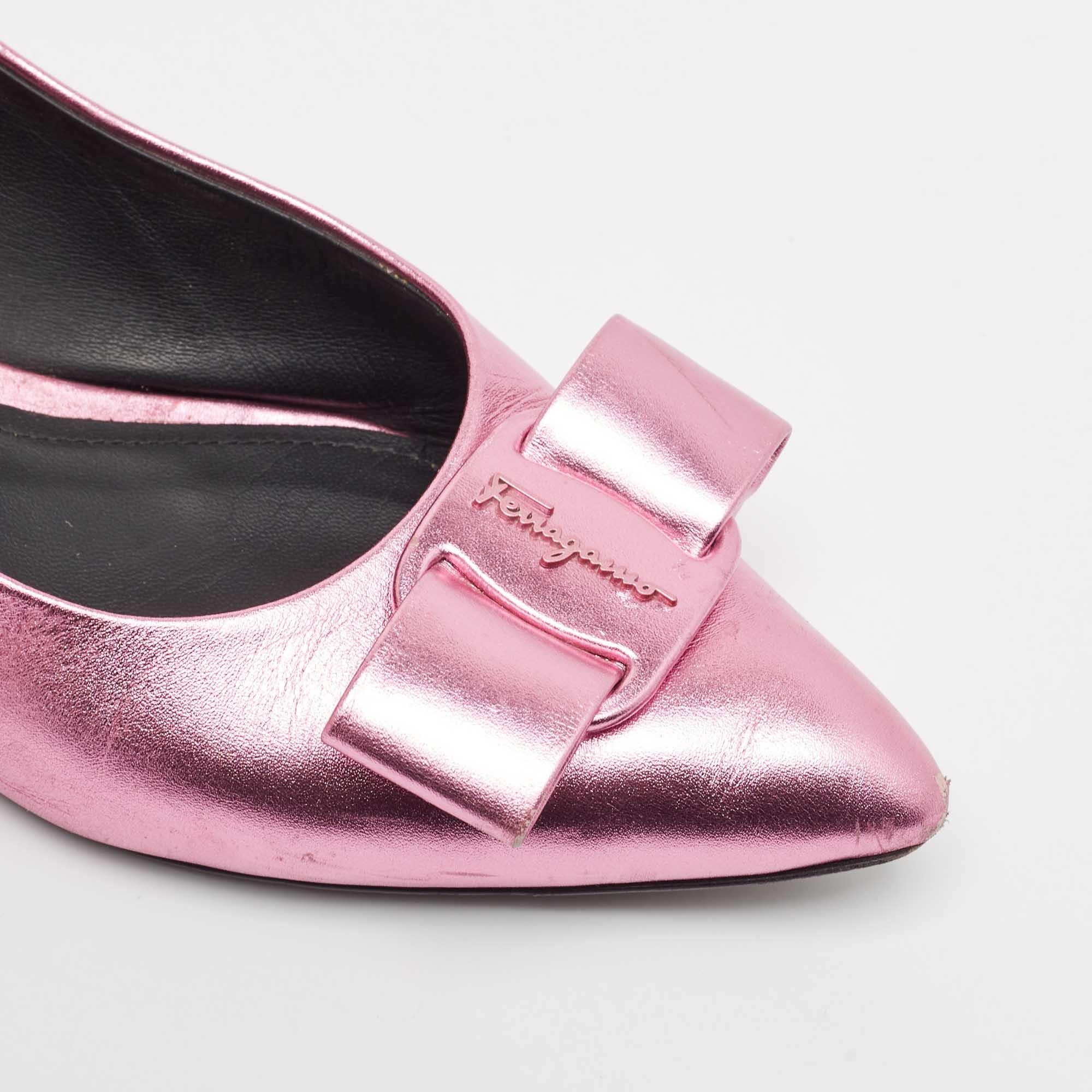 Salvatore Ferragamo - Ballerines Viva à nœuds en cuir rose métallisé, taille 40 en vente 2