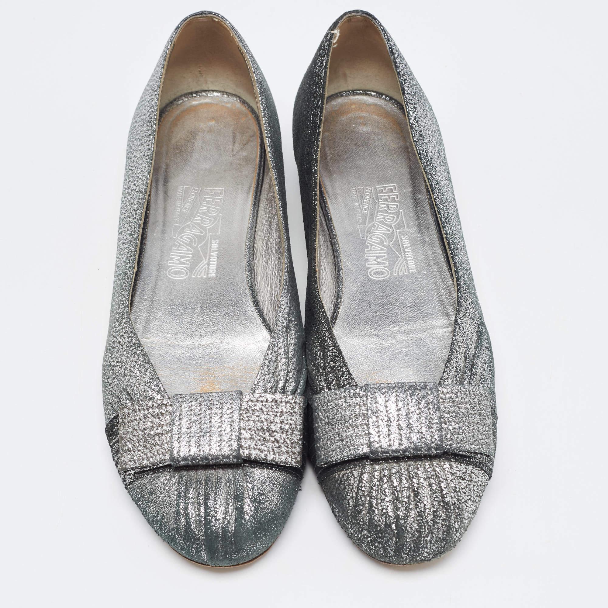 Salvatore Ferragamo Metallic Silver Suede Bow Ballet Flats Size 39.5 In Good Condition In Dubai, Al Qouz 2