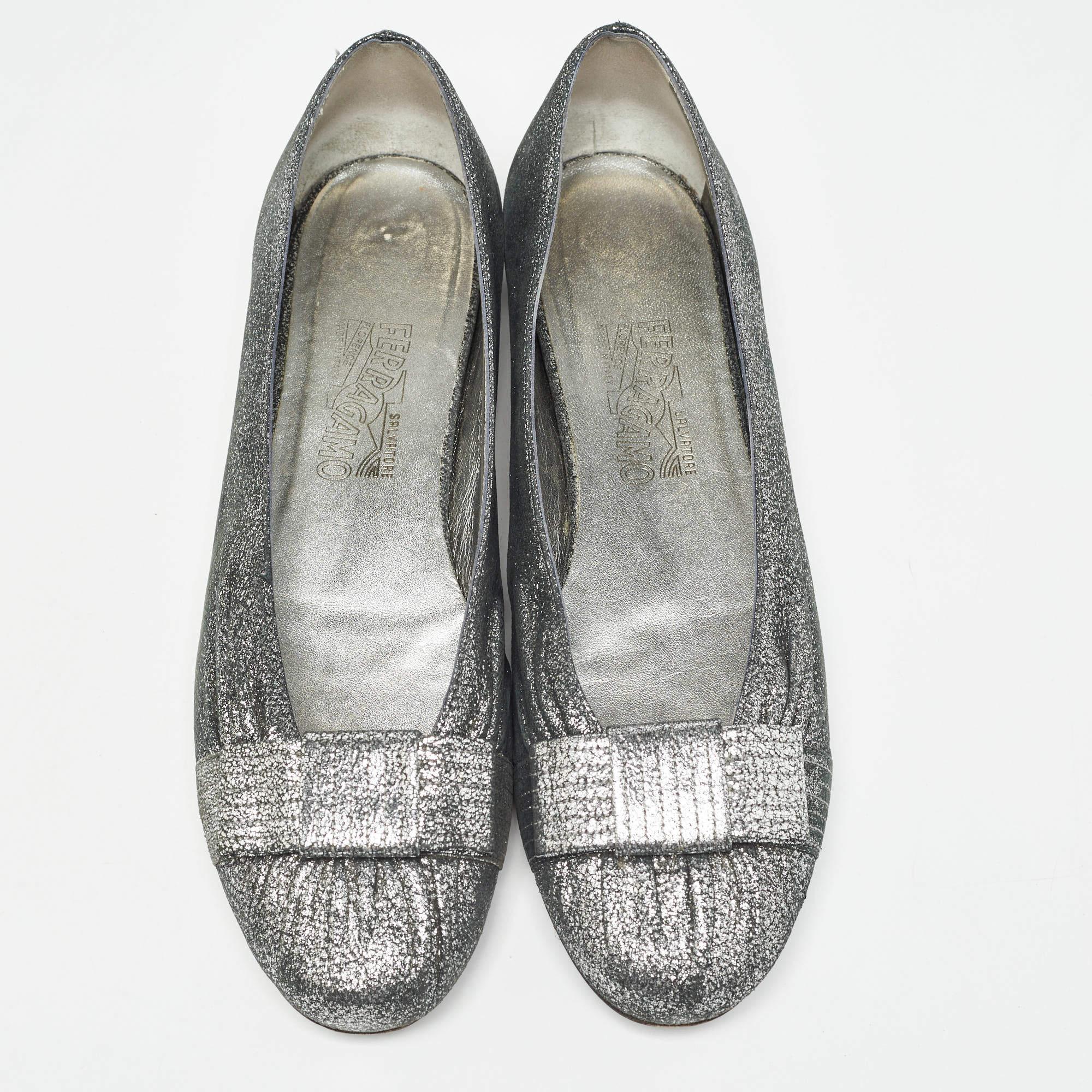 Gris Salvatore Ferragamo - Chaussures de ballet Regale en daim métallisé, taille 41,5 en vente