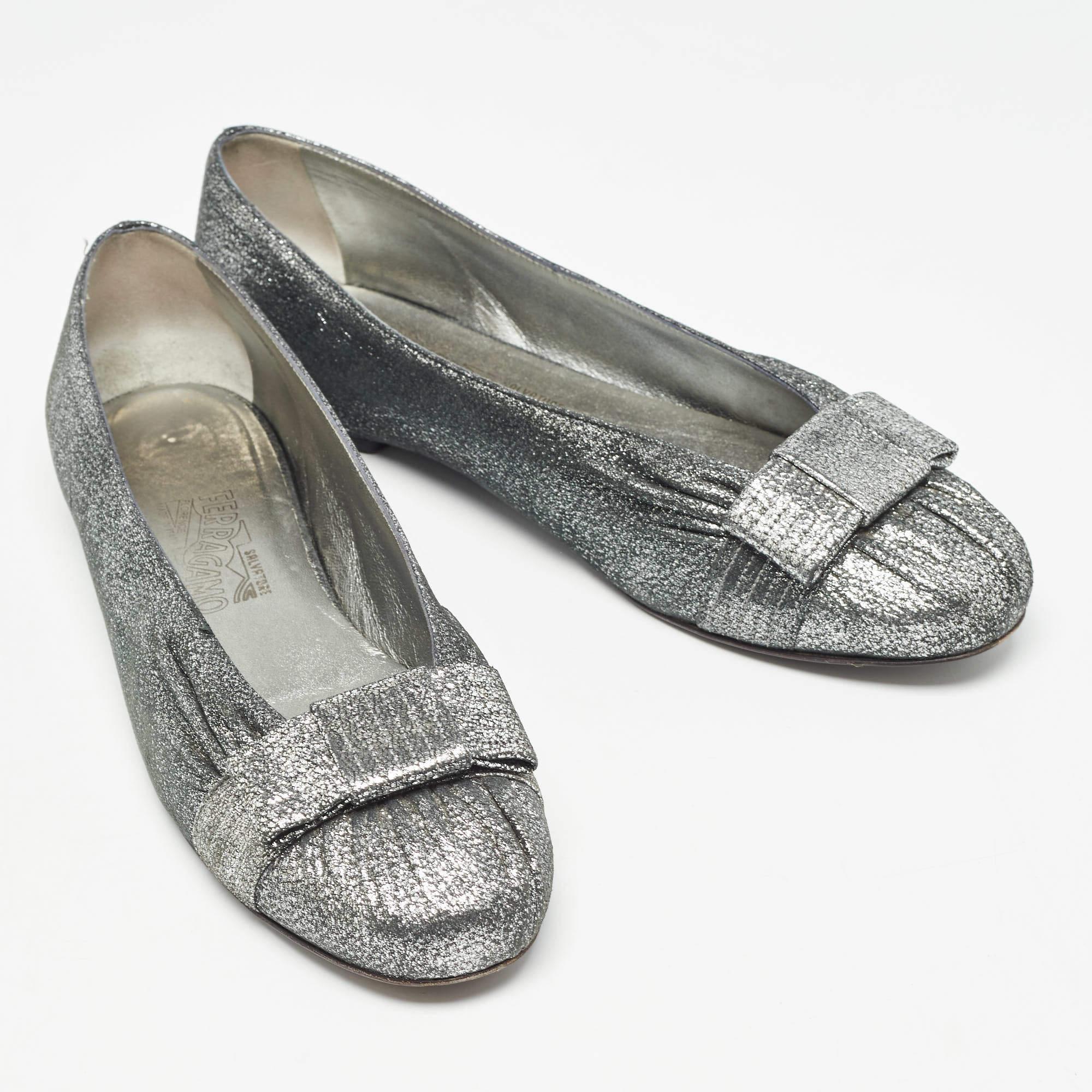 Salvatore Ferragamo - Chaussures de ballet Regale en daim métallisé, taille 41,5 État moyen - En vente à Dubai, Al Qouz 2