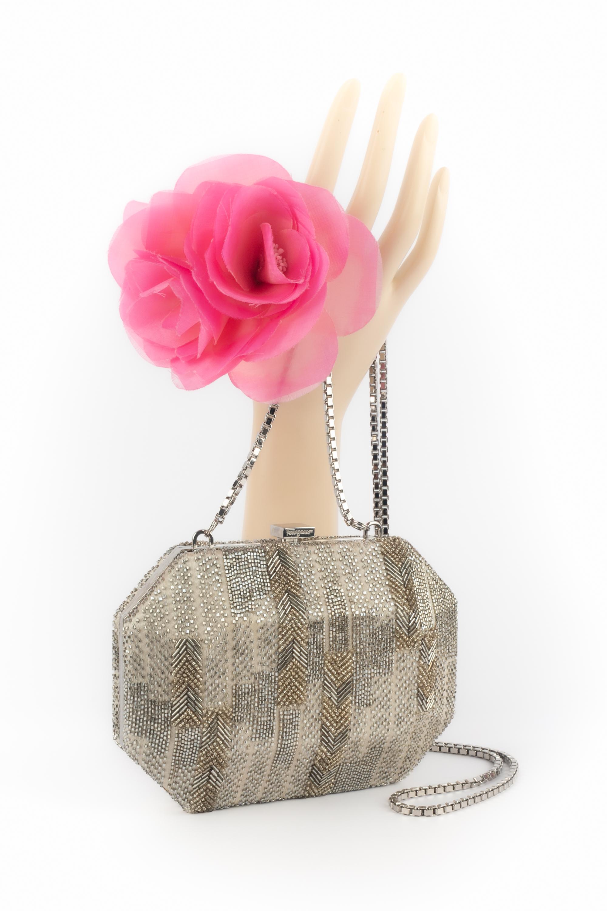 FERRAGAMO - (Made in Italy) Silvery metal ans satin bag sewn with tiny pearls. Silvery leather interior.

Condition:
Very good condition

Dimensions:
Height: 13 cm - Width: 17 cm - Depth: 6 cm - Handle: 110 cm

SKU:S193