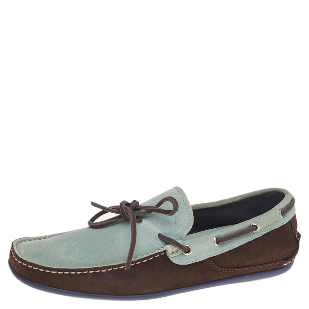 Sleek and luxe, these slip-on loafers by Salvatore Ferragamo will enhance your outfits by giving them an edge. Meticulously crafted from suede and leather, they carry fine stitching and bow accents on the vamps. The pair is complete with comfortable