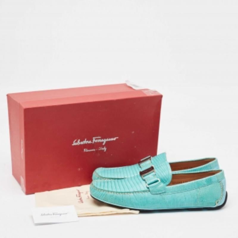 Diese Loafer von Salvatore Ferragamo sind nicht nur sehr attraktiv, sondern auch sehr gekonnt gemacht. Die Slipper aus Eidechsenleder haben eine bequeme Form und ergänzen jeden Look.