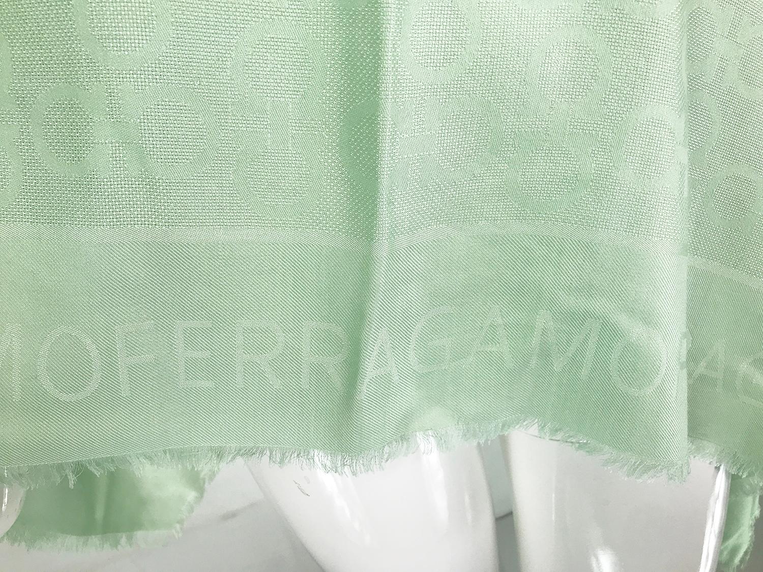 Salvatore Ferragamo - Châle en jacquard de laine et soie vert menthe avec frange propre en vente 10