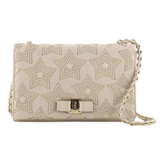 Salvatore Ferragamo Miss Vara Bow Crossbody Bag in pelle ricamata Mediu