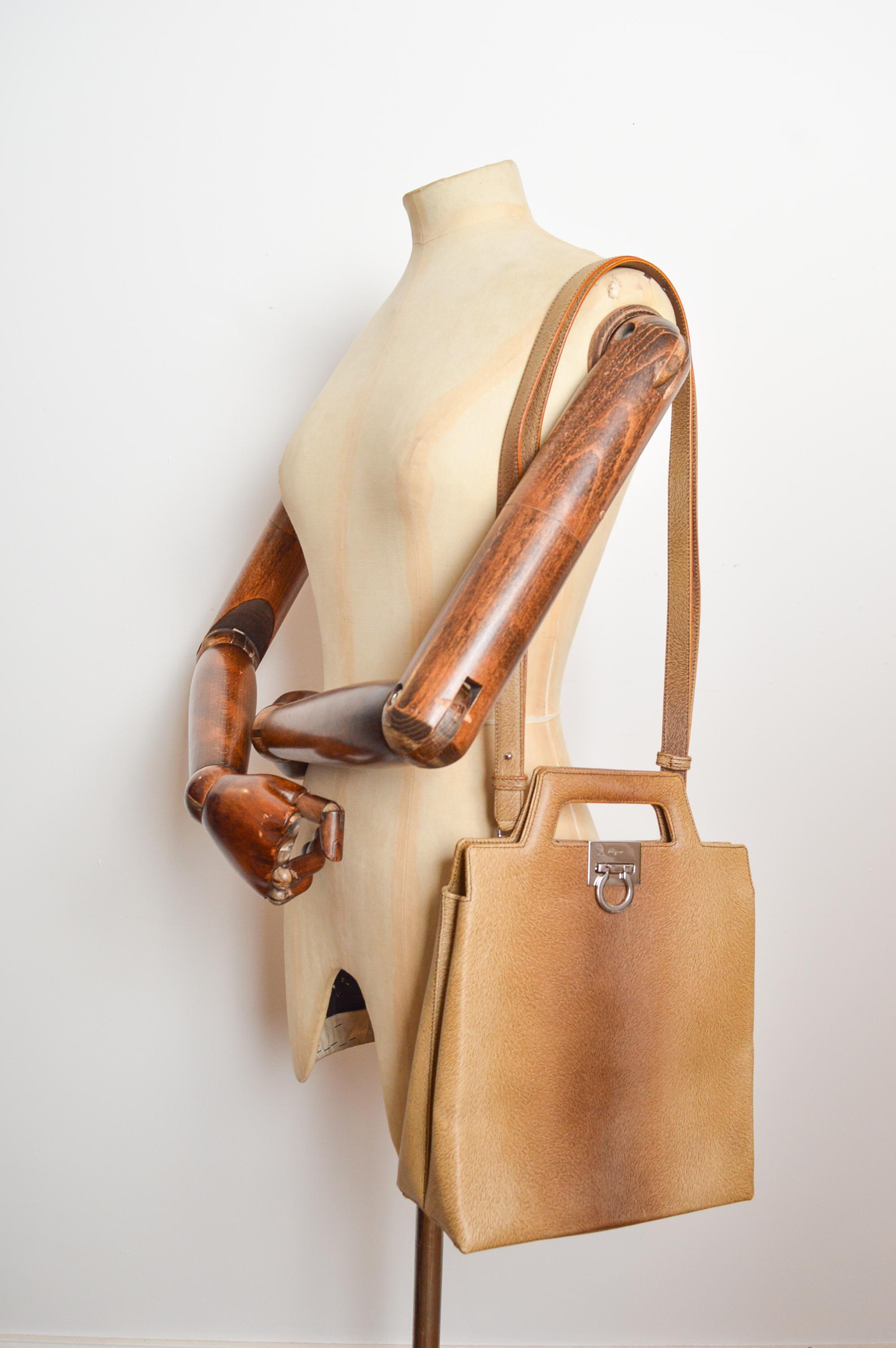 Salvatore Ferragamo Moc Sac à dos en cuir de cerf à plusieurs voies - Sacoche en vente 6