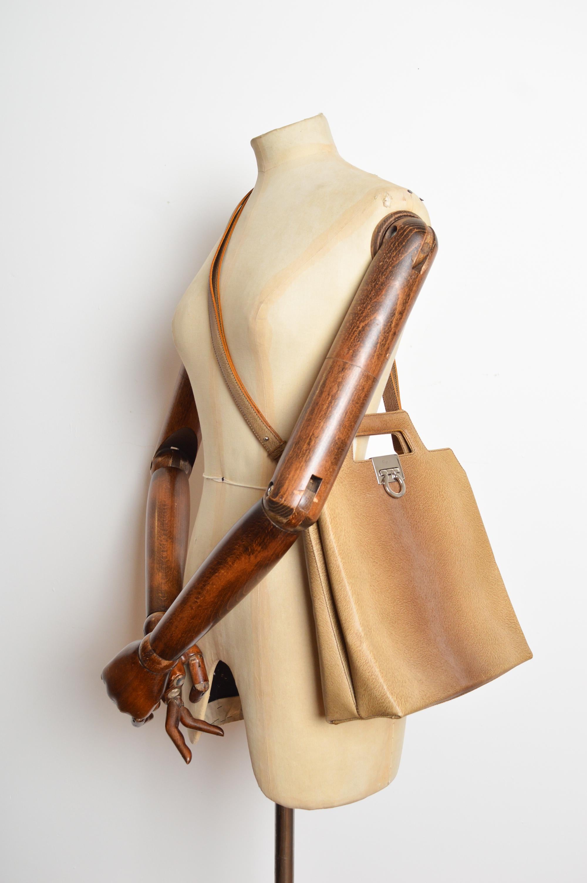 Salvatore Ferragamo Moc Sac à dos en cuir de cerf à plusieurs voies - Sacoche en vente 7