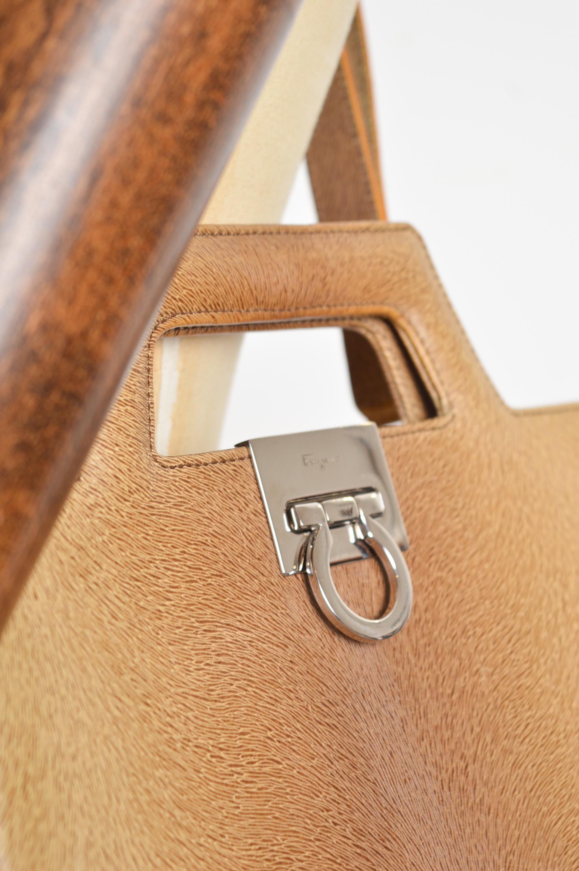 Salvatore Ferragamo Moc Sac à dos en cuir de cerf à plusieurs voies - Sacoche en vente 8