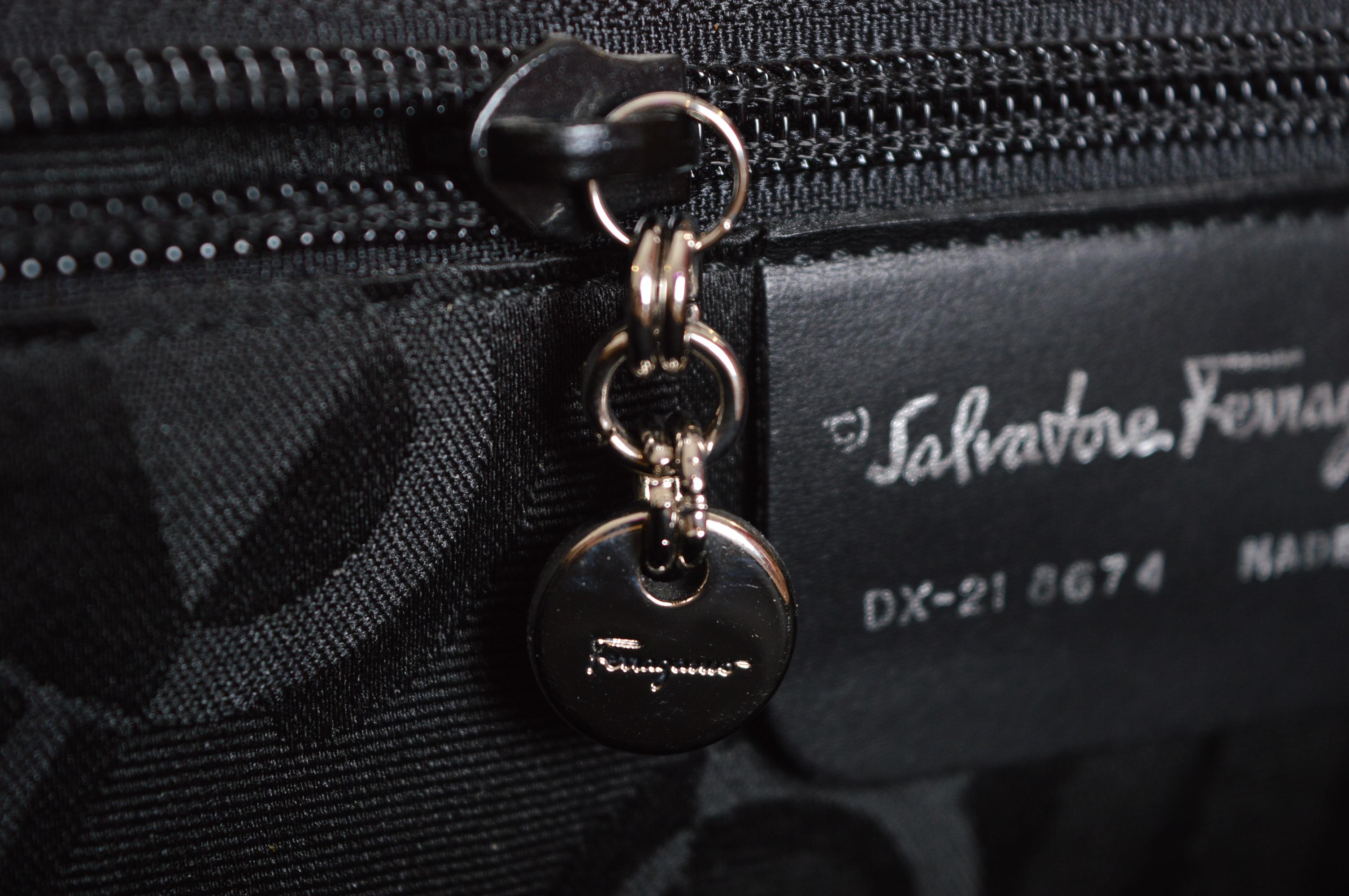 Salvatore Ferragamo Moc Sac à dos en cuir de cerf à plusieurs voies - Sacoche en vente 10