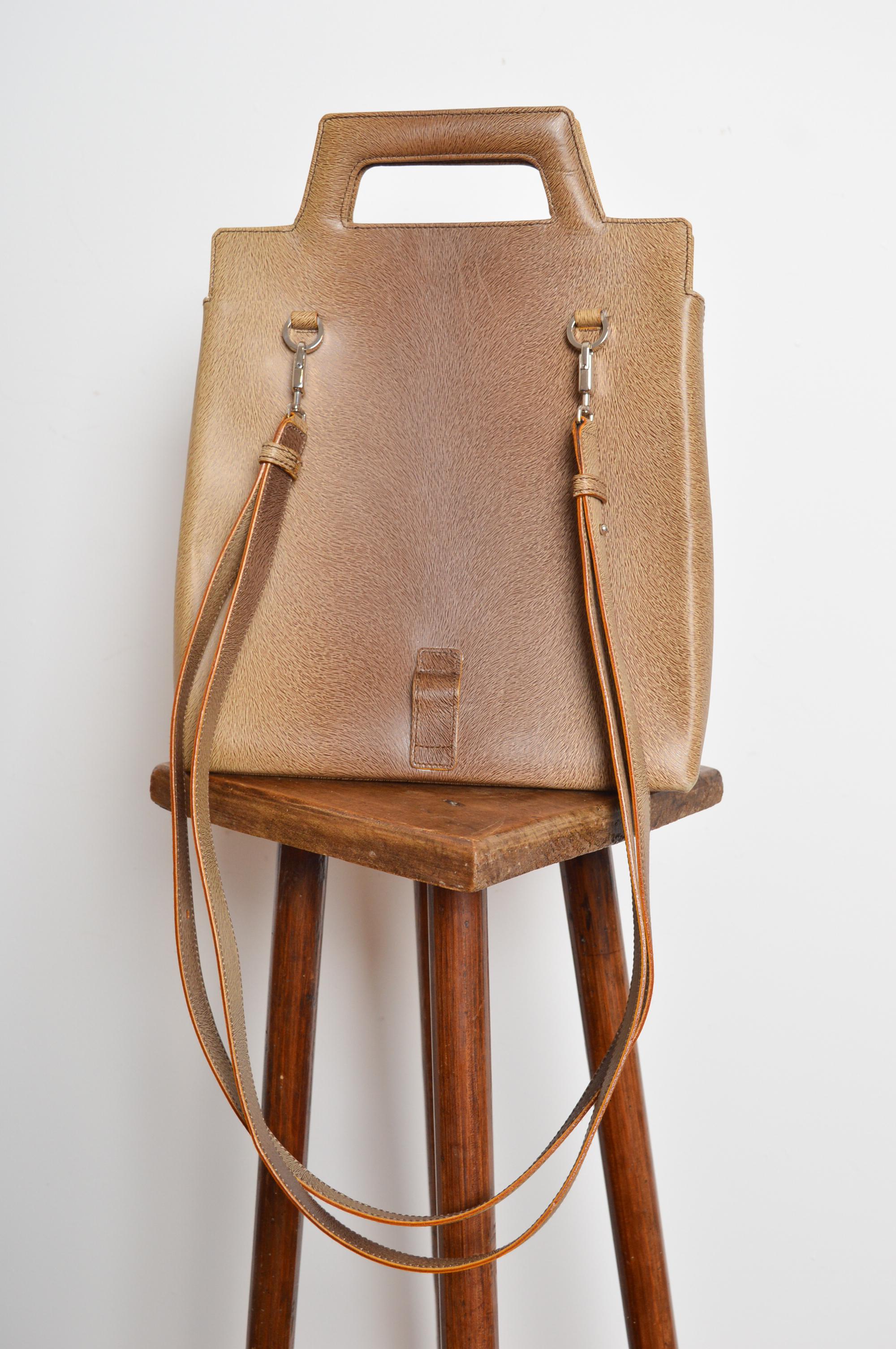 Beige Salvatore Ferragamo Moc Sac à dos en cuir de cerf à plusieurs voies - Sacoche en vente