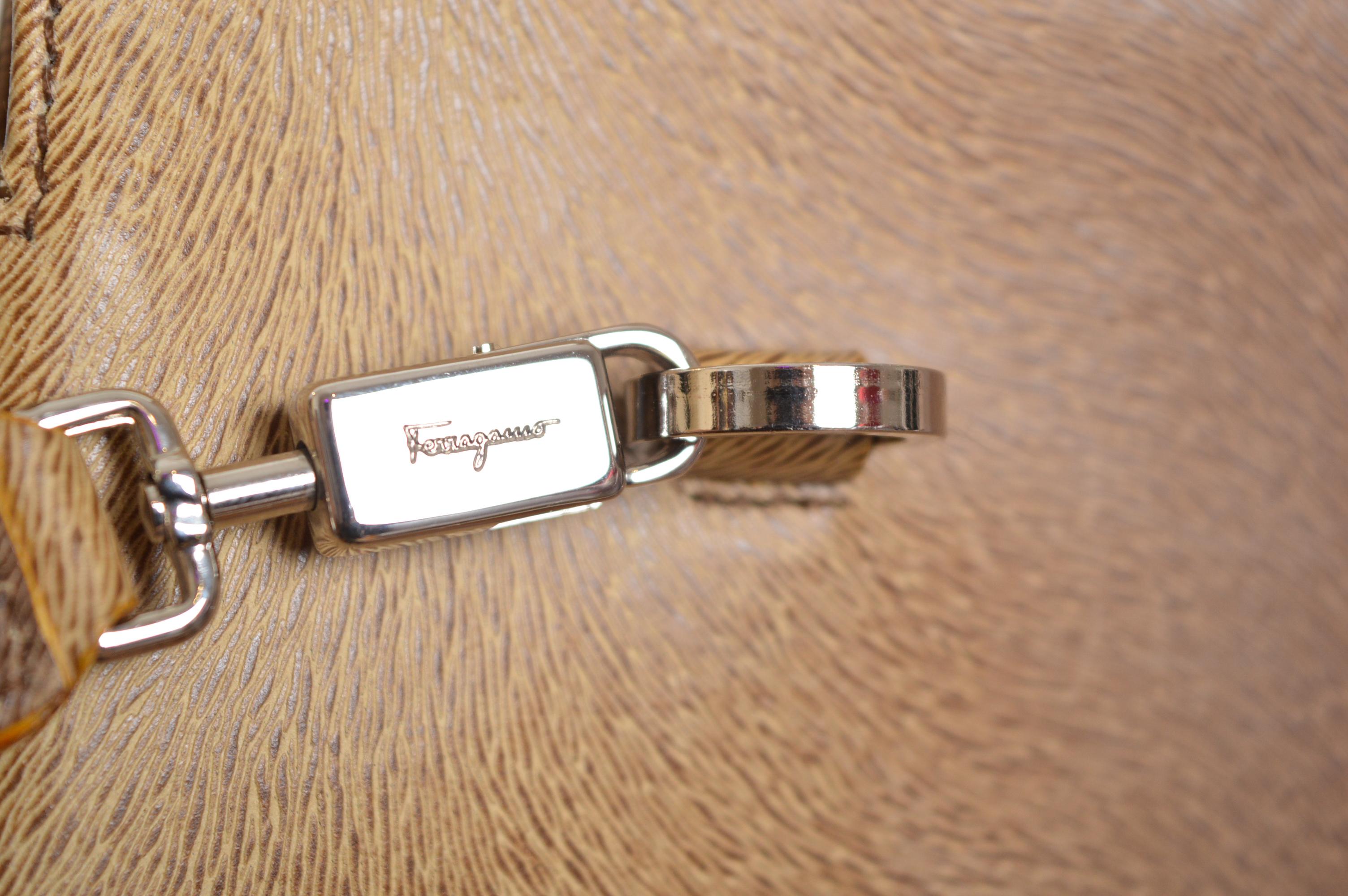 Salvatore Ferragamo Moc Sac à dos en cuir de cerf à plusieurs voies - Sacoche Pour femmes en vente