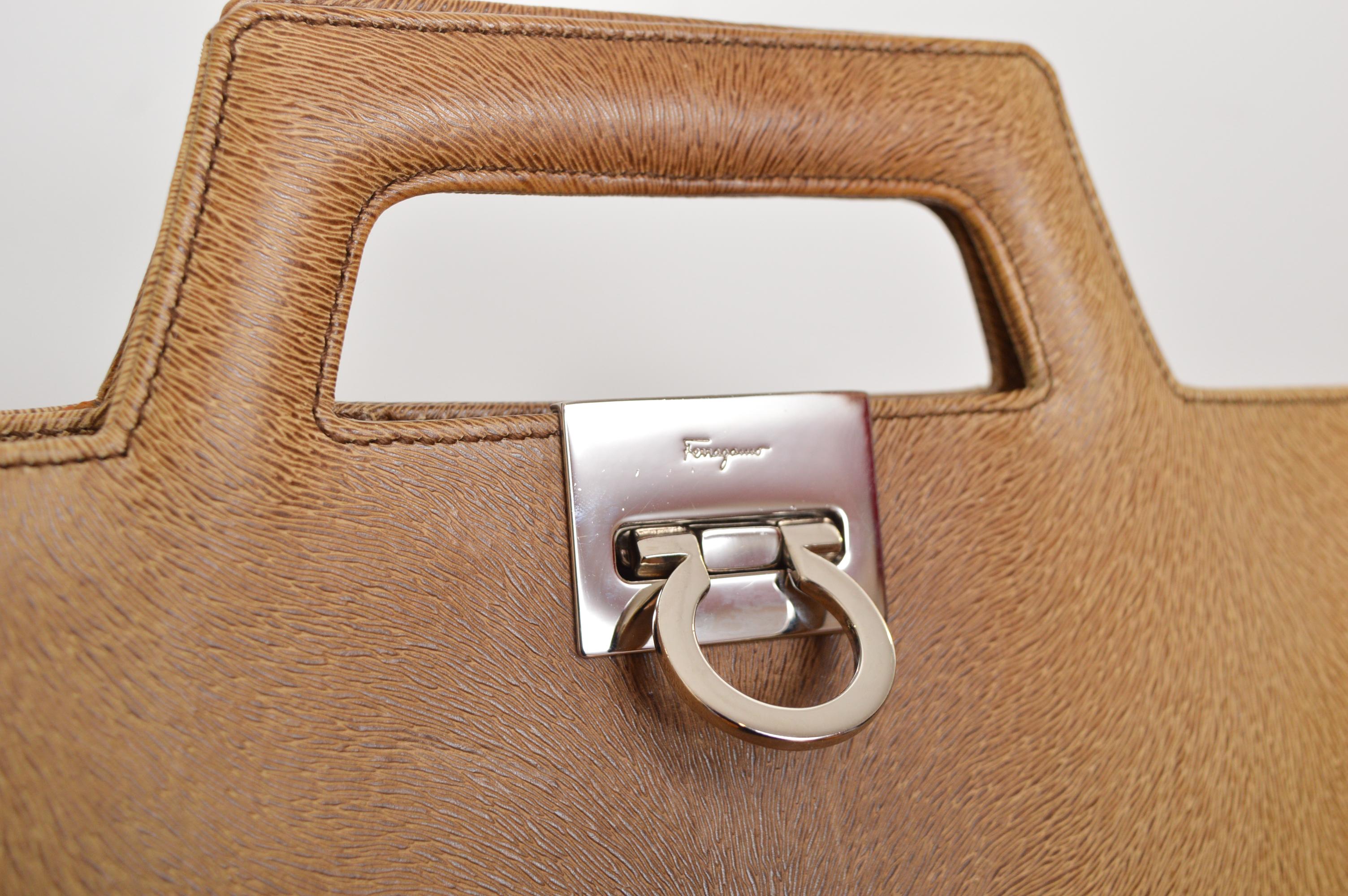 Salvatore Ferragamo Moc Sac à dos en cuir de cerf à plusieurs voies - Sacoche en vente 1