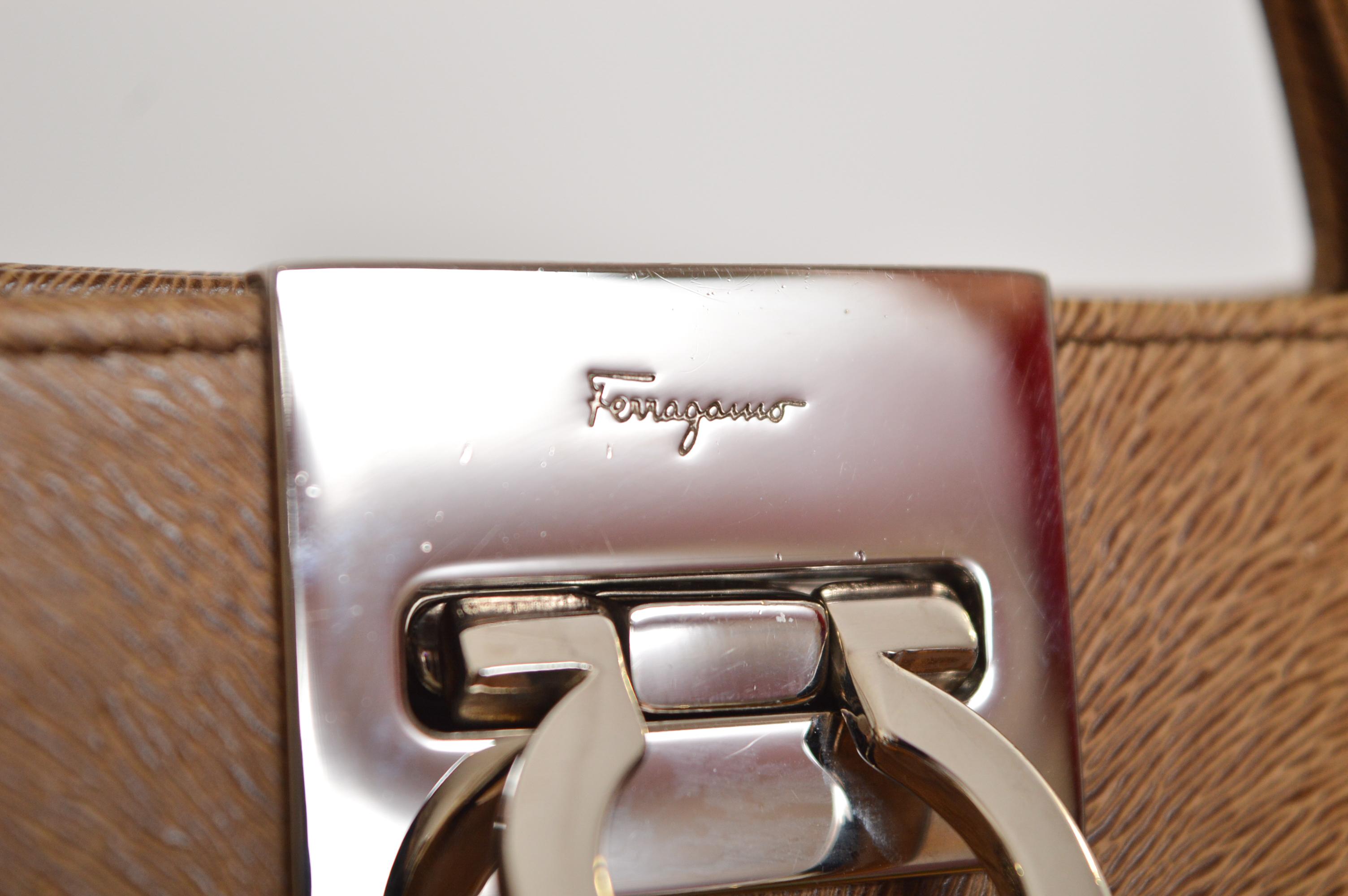 Salvatore Ferragamo Moc Sac à dos en cuir de cerf à plusieurs voies - Sacoche en vente 2