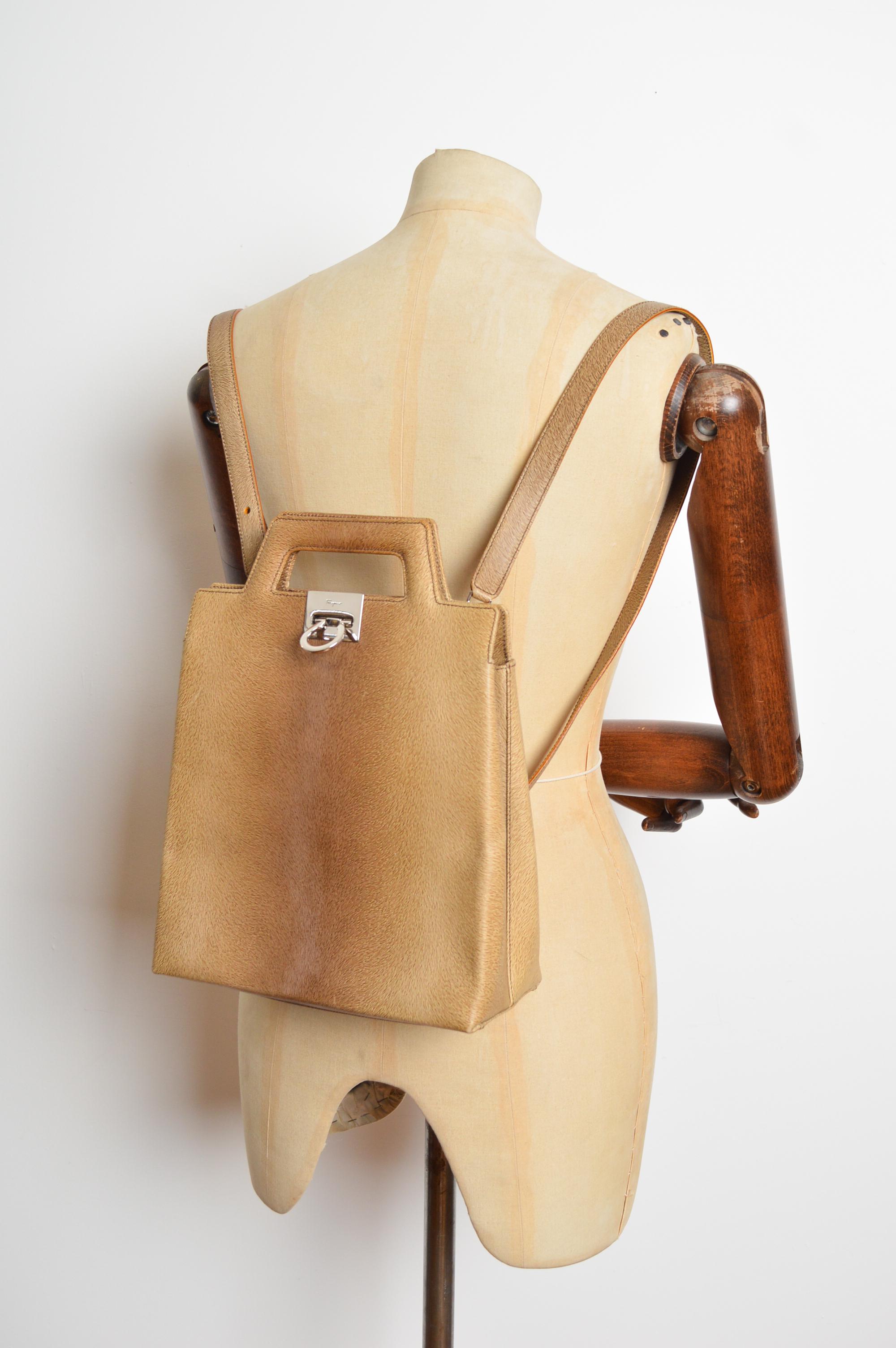 Salvatore Ferragamo Moc Sac à dos en cuir de cerf à plusieurs voies - Sacoche en vente 3