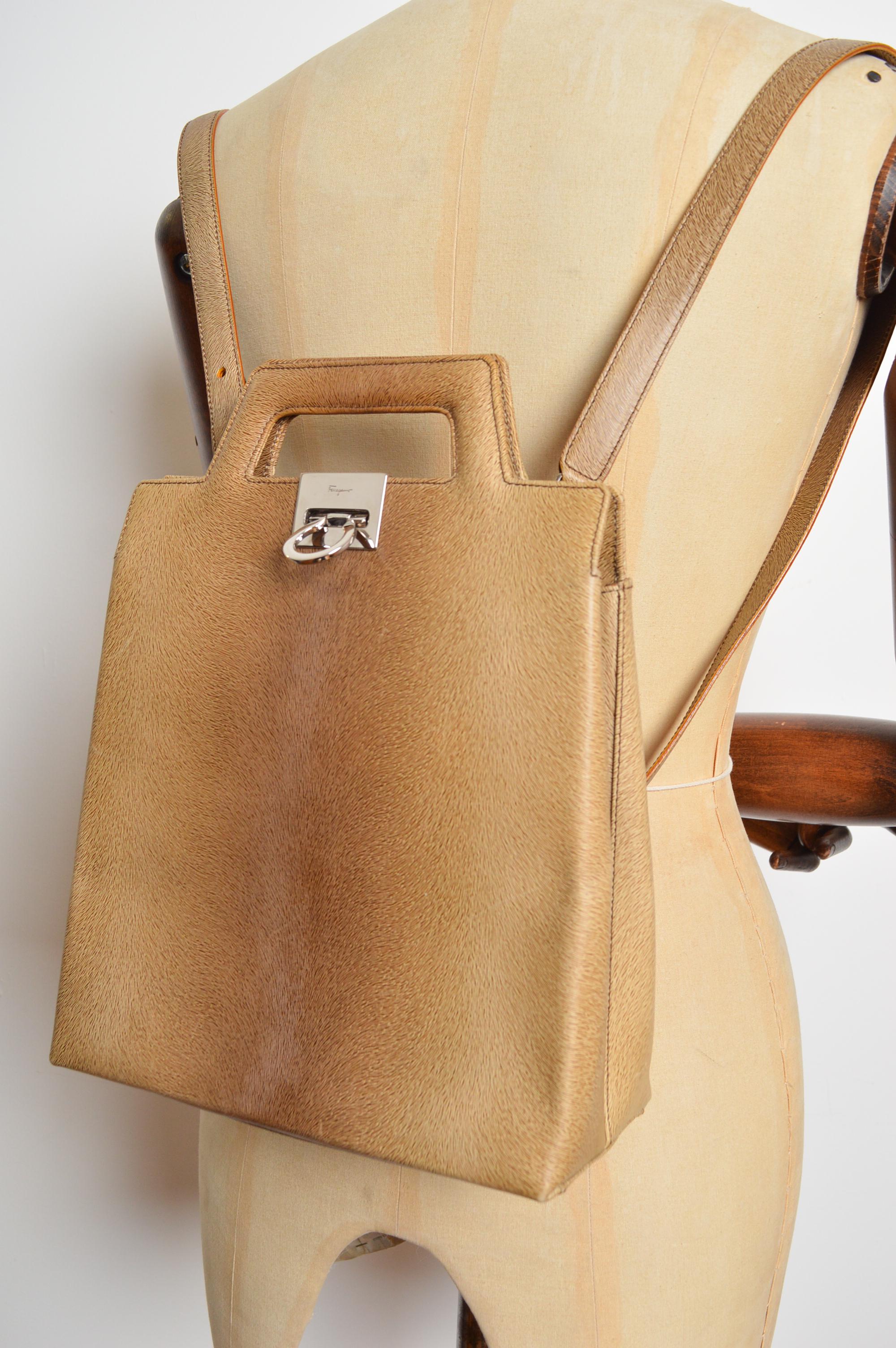 Salvatore Ferragamo Moc Sac à dos en cuir de cerf à plusieurs voies - Sacoche en vente 4