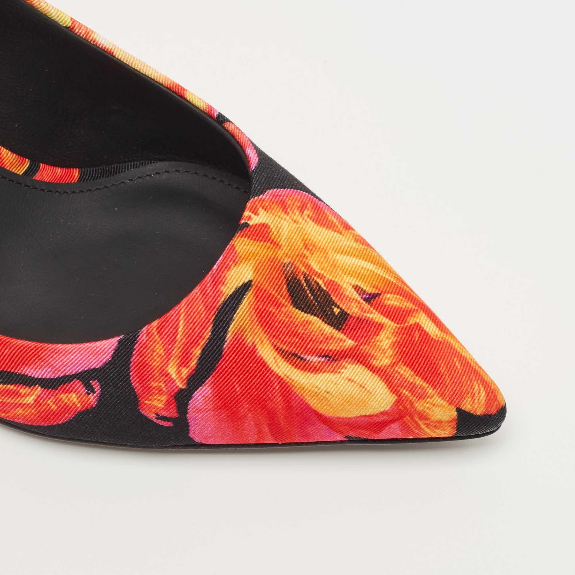 Salvatore Ferragamo Bombas Badia Lienzo Floral Multicolor Talla 37.5 en Excelente Estado en Dubai, Al Qouz 2
